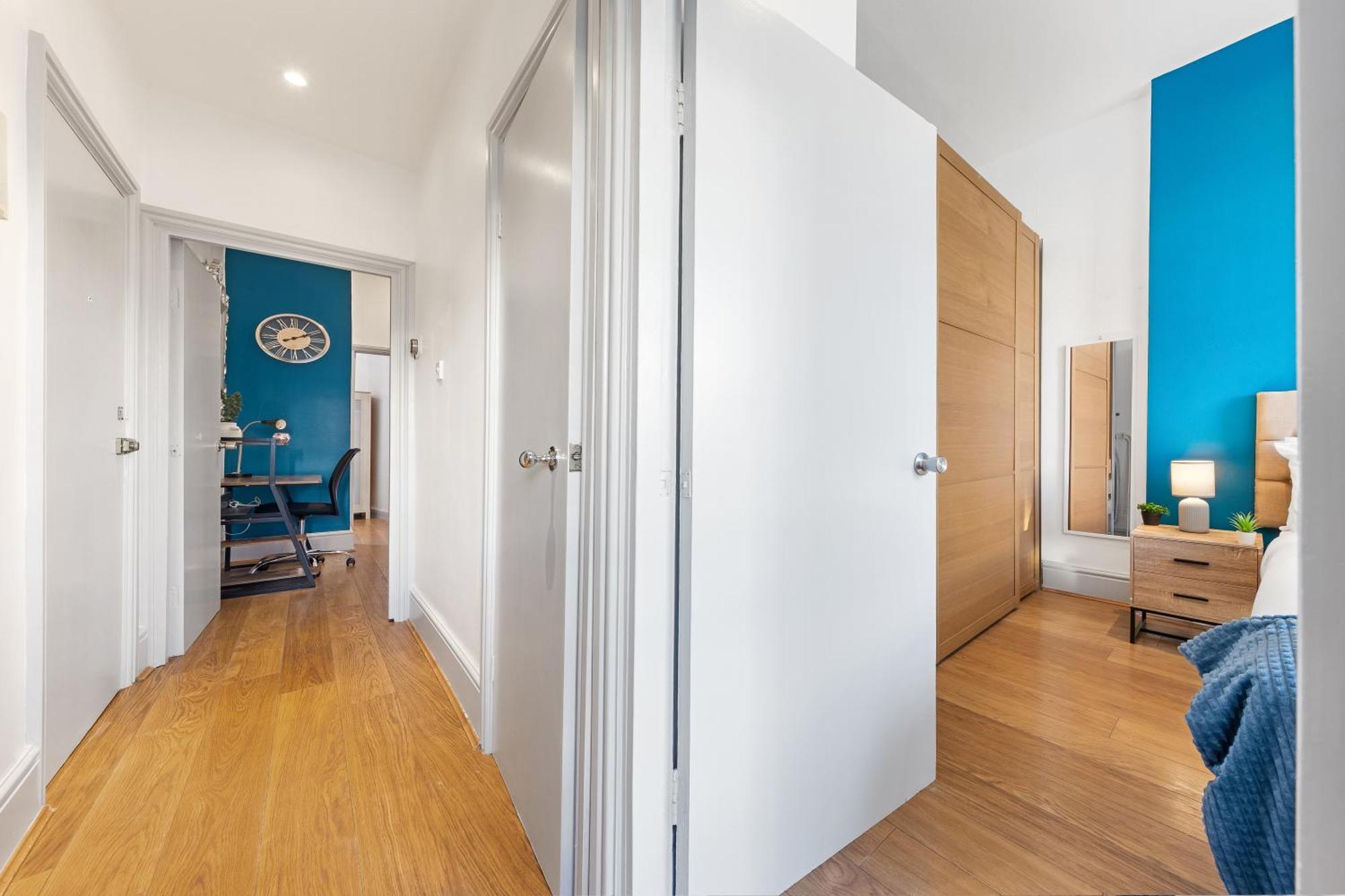 Luxurious 3 Bedroom Flat With Balcony In Kensington For 7 Next To Station Near Harrods *