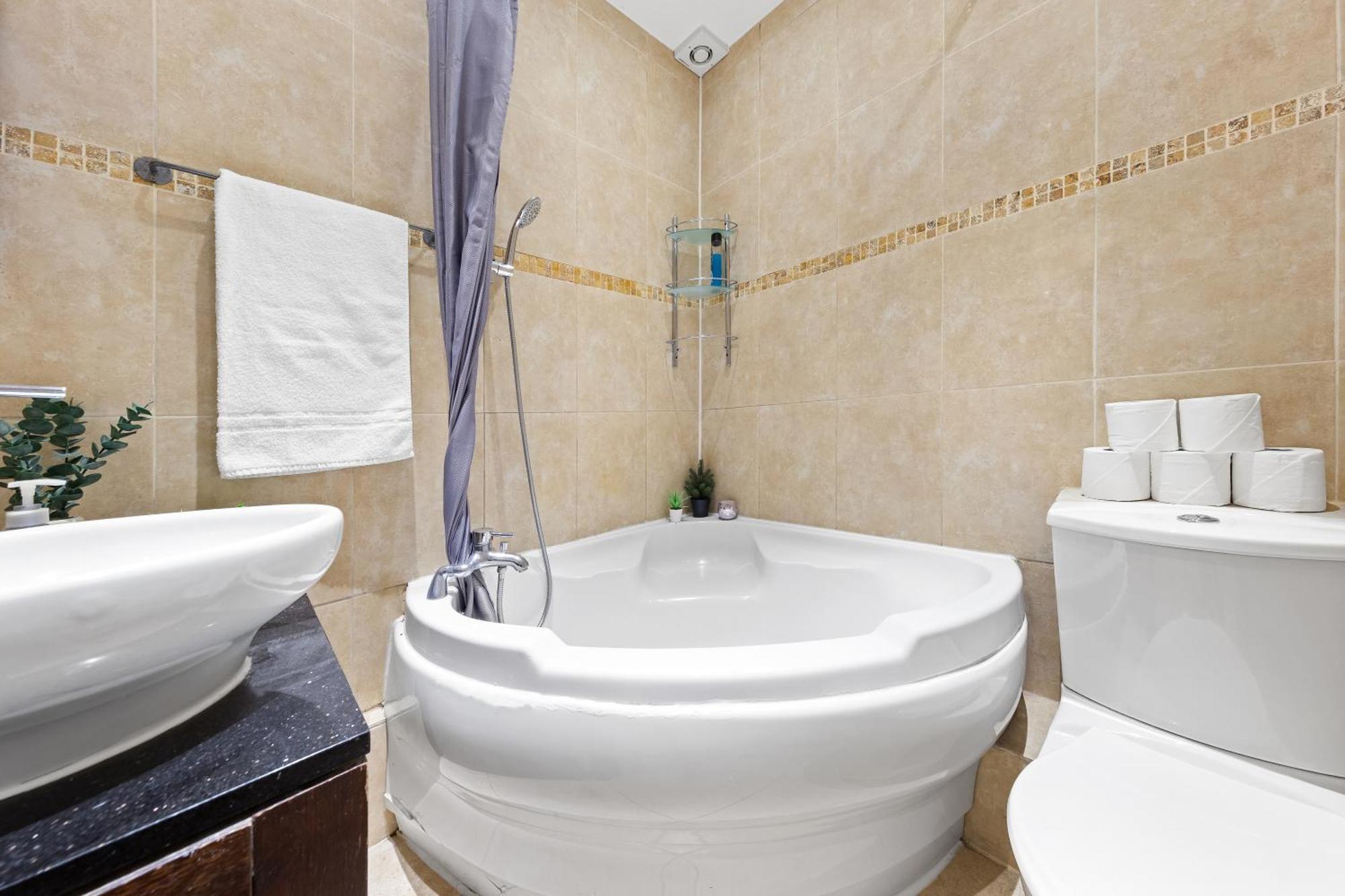 Luxurious 3 Bedroom Flat With Balcony In Kensington For 7 Next To Station Near Harrods London