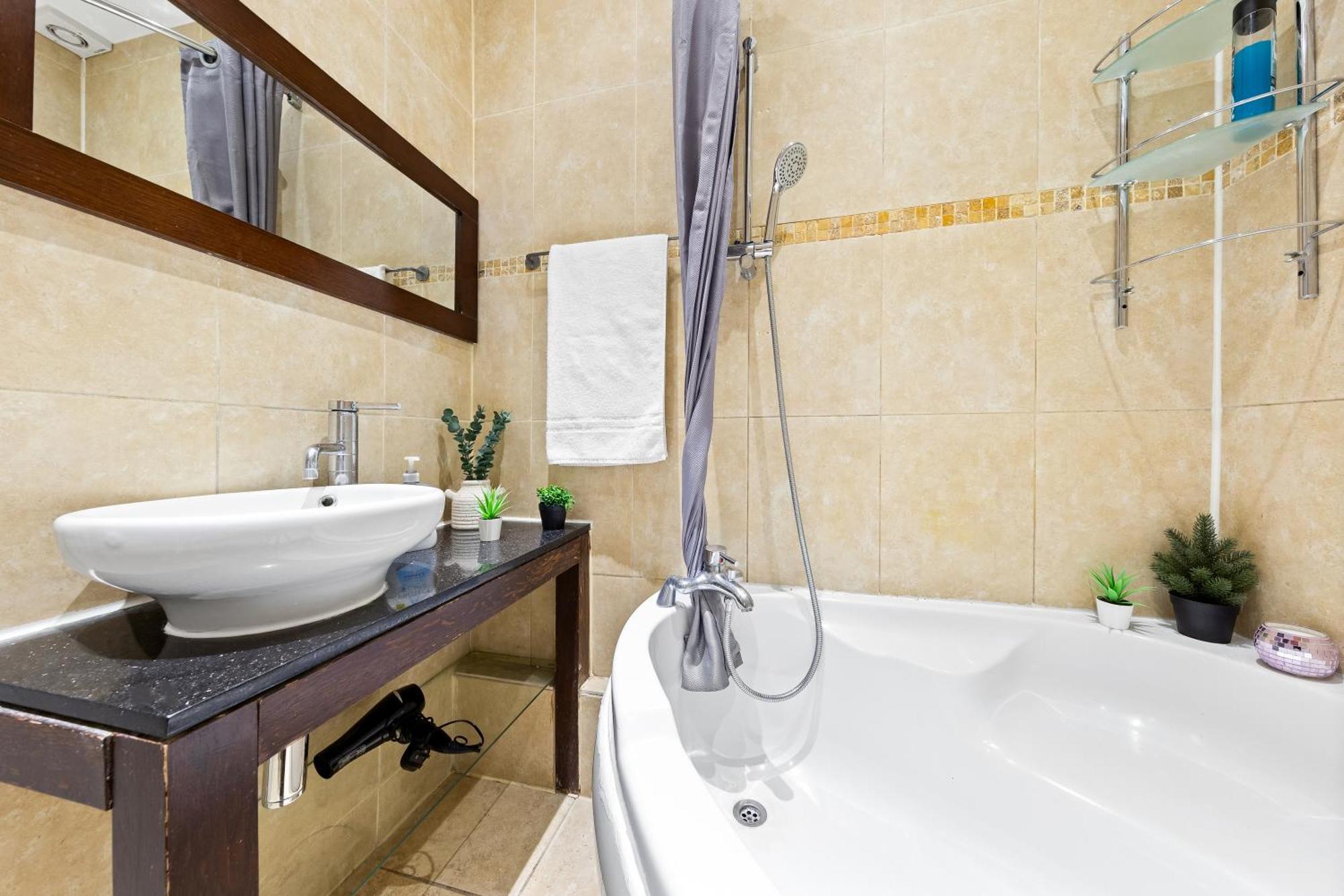 Luxurious 3 Bedroom Flat With Balcony In Kensington For 7 Next To Station Near Harrods * London