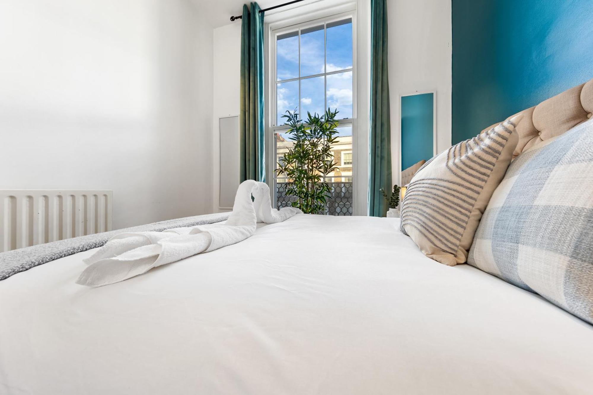 Apartment Luxurious 3 Bedroom Flat With Balcony In Kensington For 7 Next To Station Near Harrods