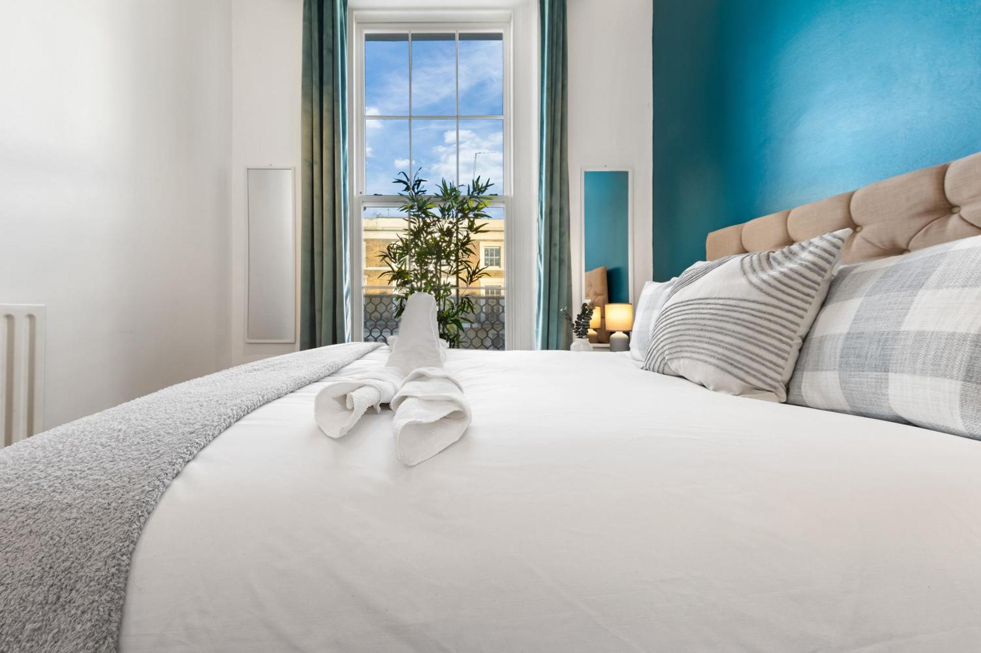 Luxurious 3 Bedroom Flat With Balcony In Kensington For 7 Next To Station Near Harrods Apartment London
