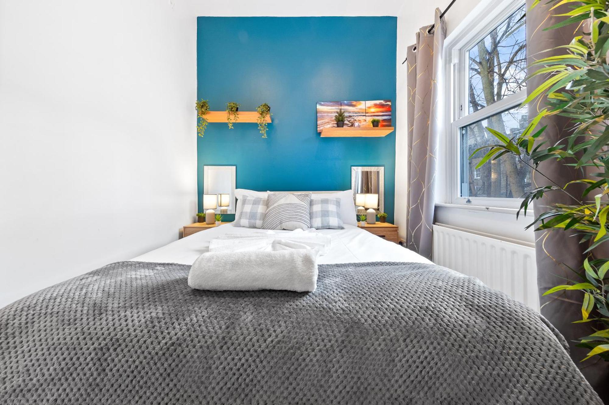 Luxurious 3 Bedroom Flat With Balcony In Kensington For 7 Next To Station Near Harrods Apartment London