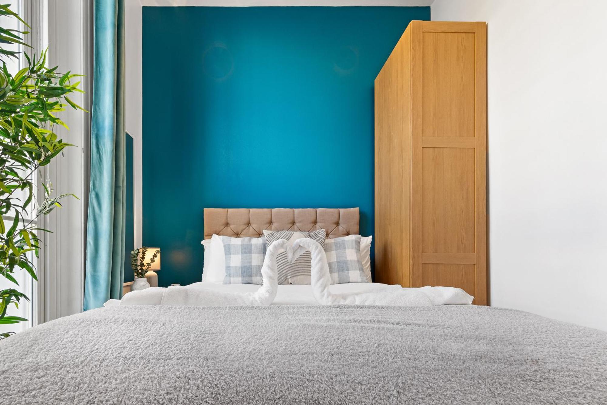 Luxurious 3 Bedroom Flat With Balcony In Kensington For 7 Next To Station Near Harrods