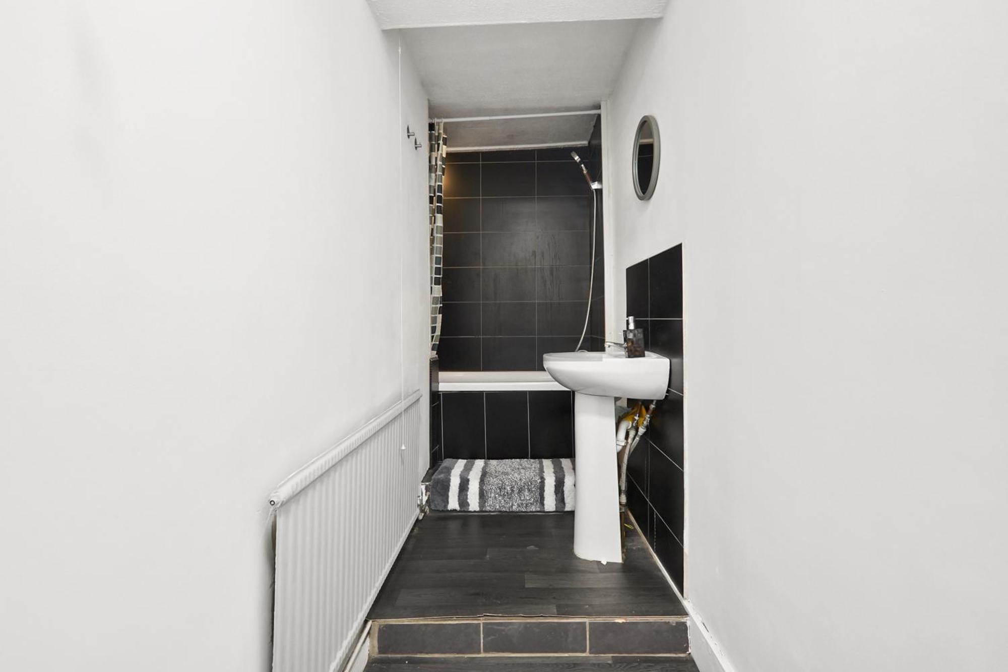 Homestay Private Bedroom Near Tower Bridge, Comfortable With Shared Amenities!