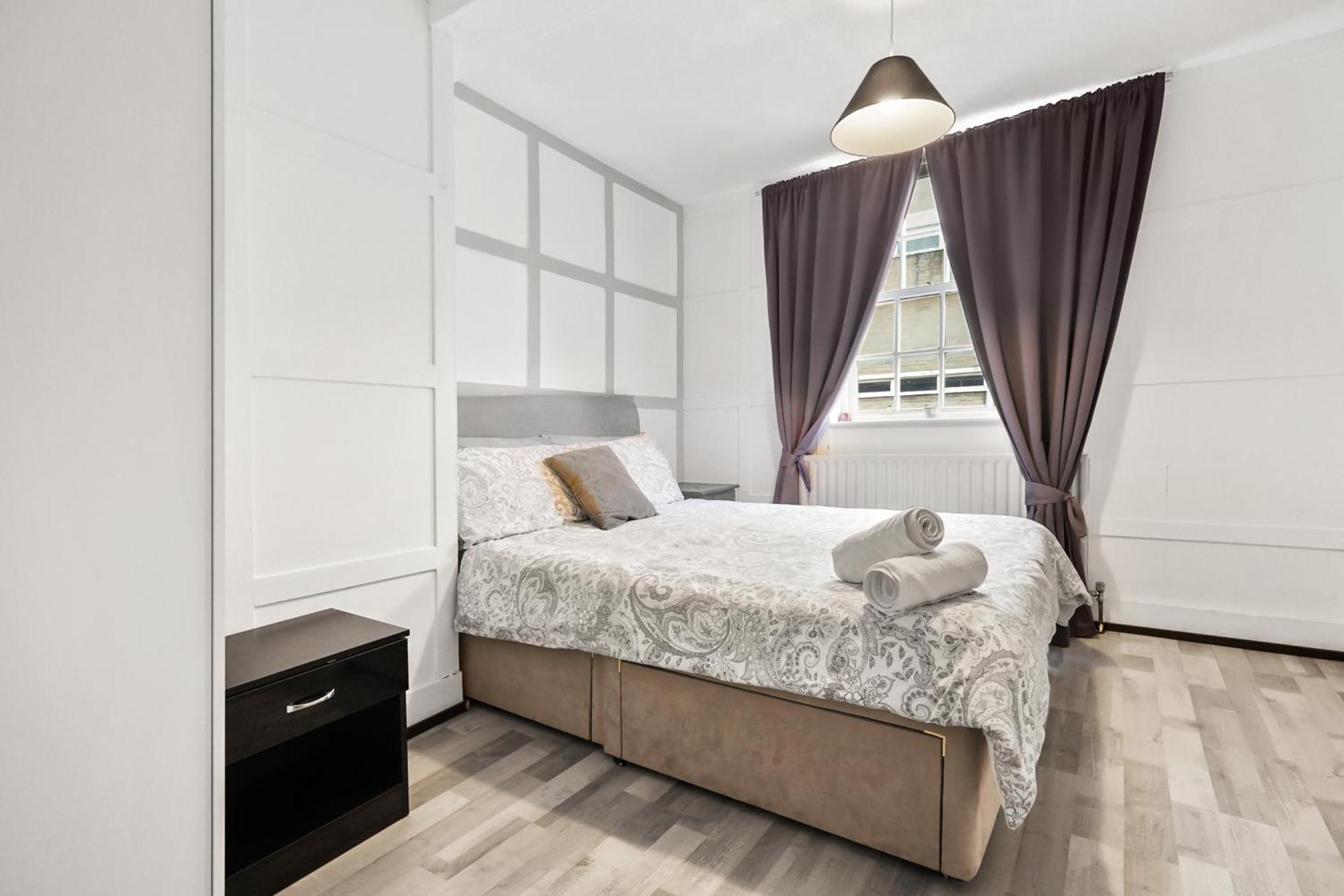 Private Bedroom Near Tower Bridge, Comfortable With Shared Amenities! Homestay *