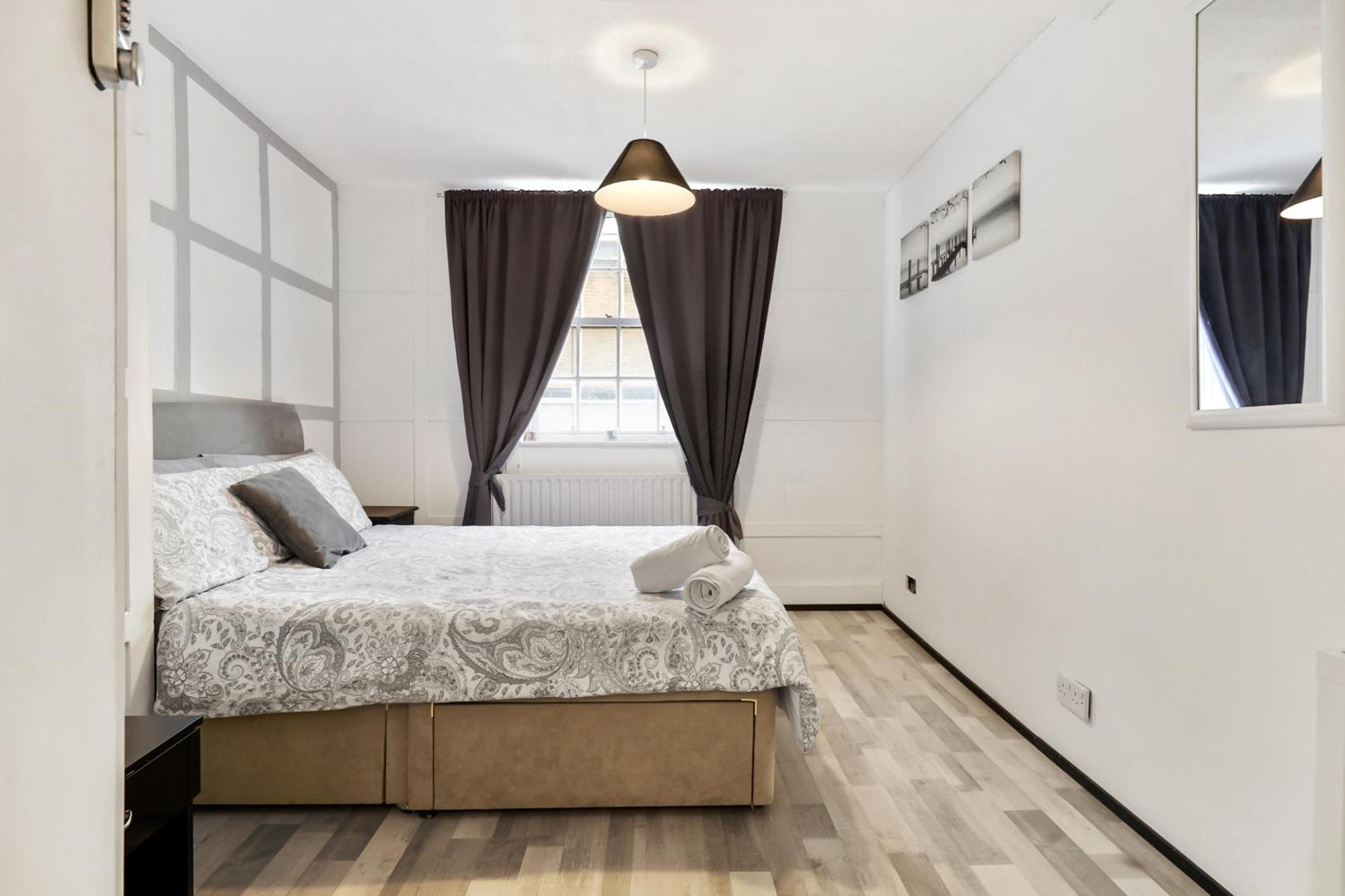 Private Bedroom Near Tower Bridge, Comfortable With Shared Amenities! Homestay London