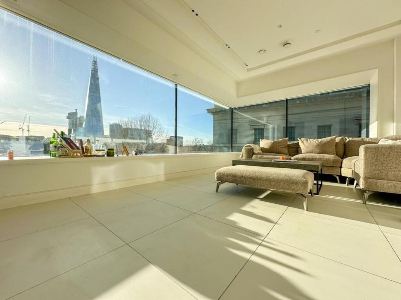 Beautiful Luxury Riverside Sleeps 8 Apartment