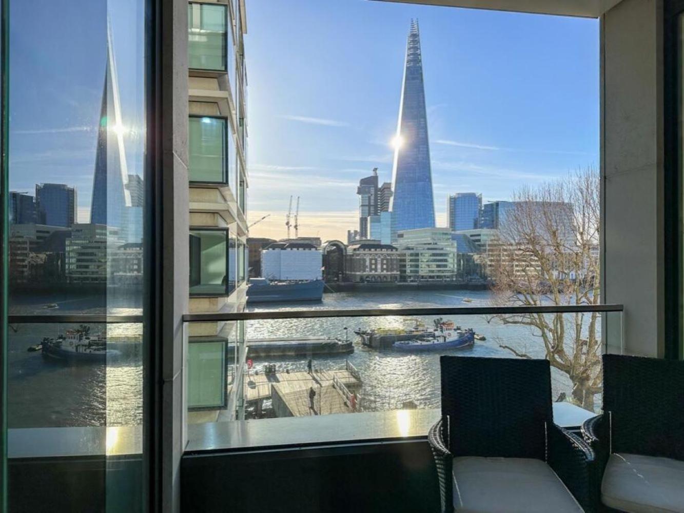 Beautiful Luxury Riverside Sleeps 8 London