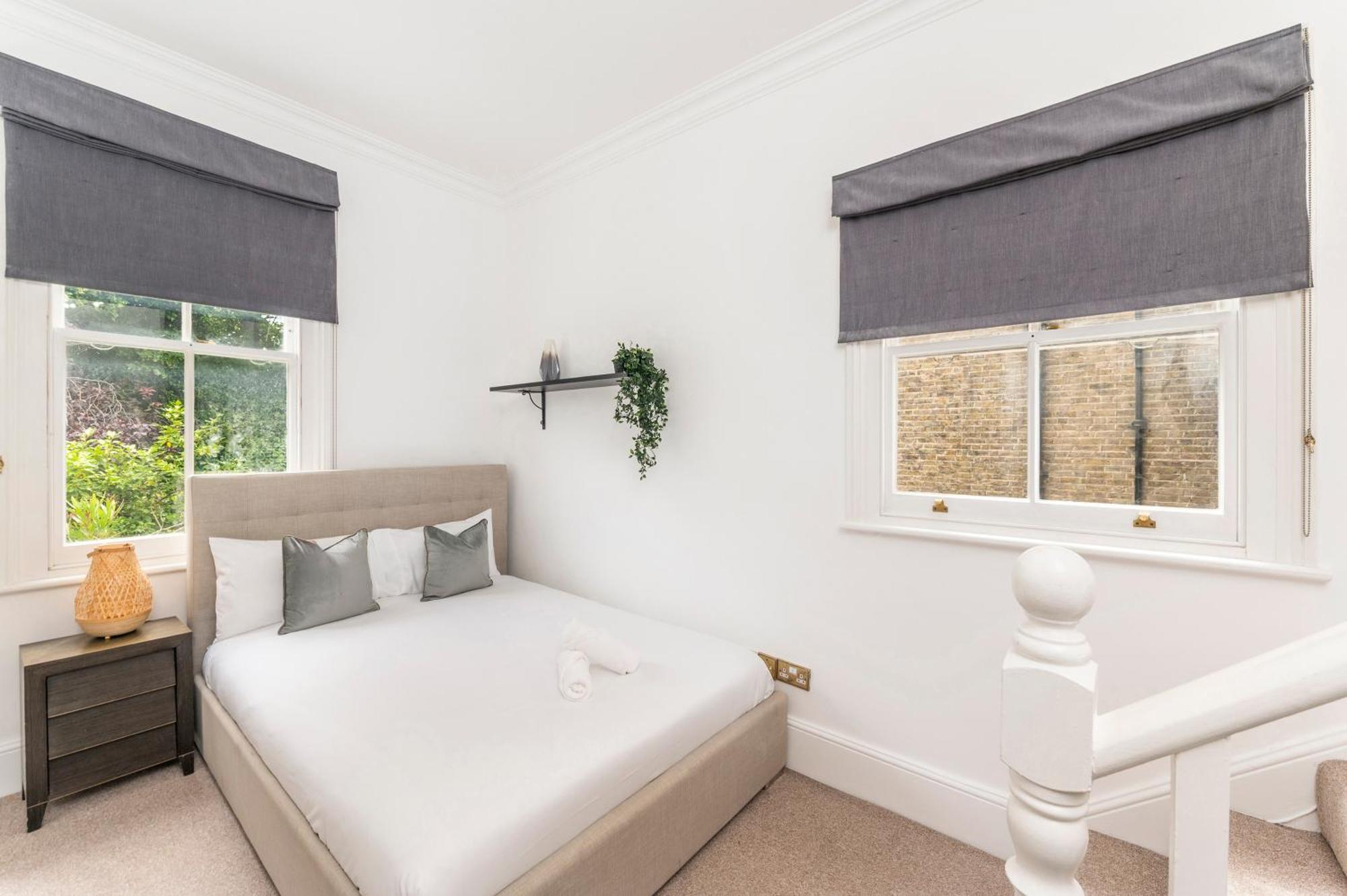 Apartment Luxury 2 Bedroom Walk To Earls Court In 2 Minutes *