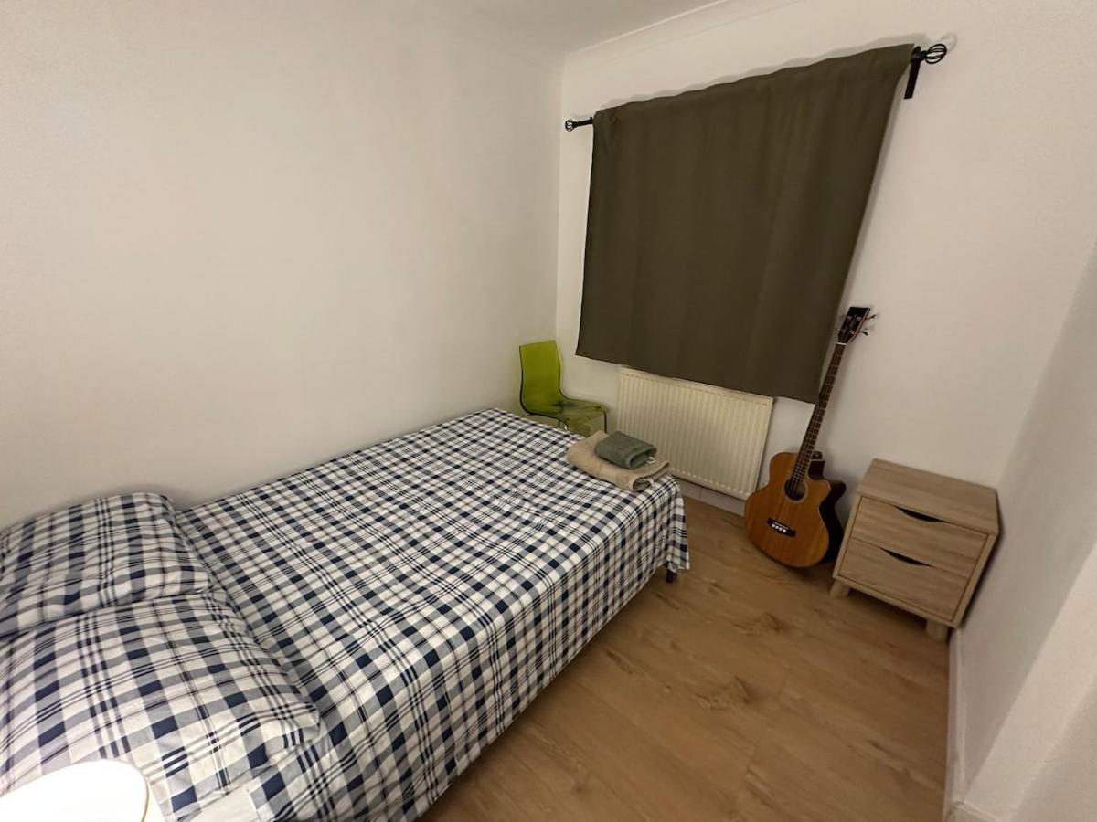 Newly Refurbished Two Bedrooms Flat Apartment *