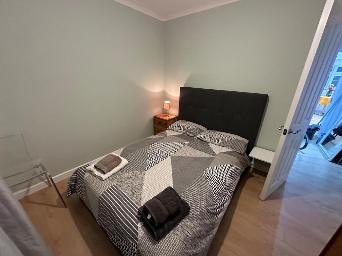 Newly Refurbished Two Bedrooms Flat Apartment London