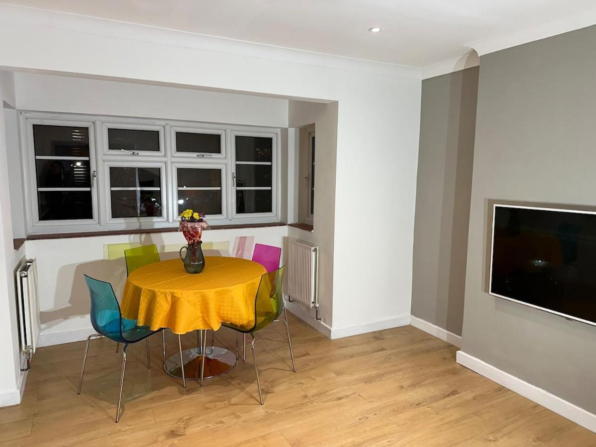 Newly Refurbished Two Bedrooms Flat Apartment *