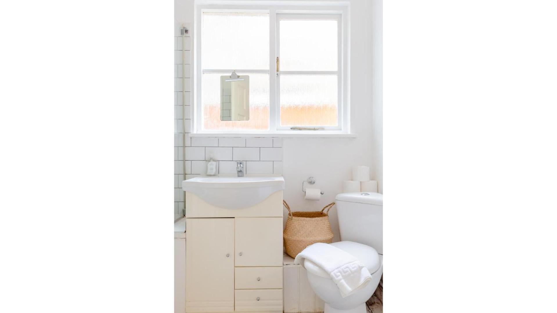 Redesigned 1bd Victorian Coach House Dalston Apartment London