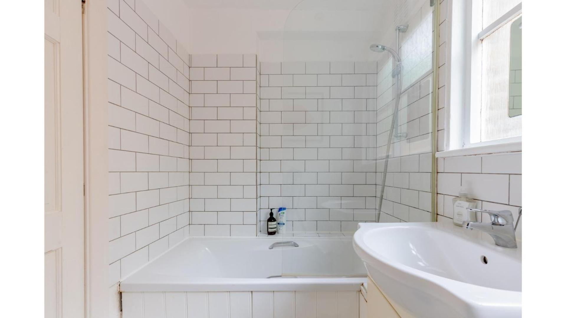 Redesigned 1bd Victorian Coach House Dalston Apartment *