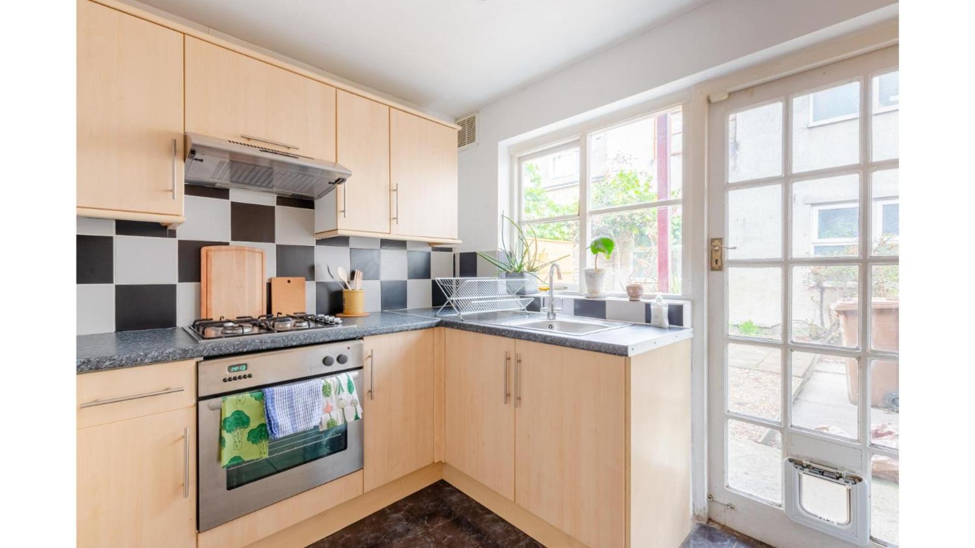 Redesigned 1bd Victorian Coach House Dalston Apartment