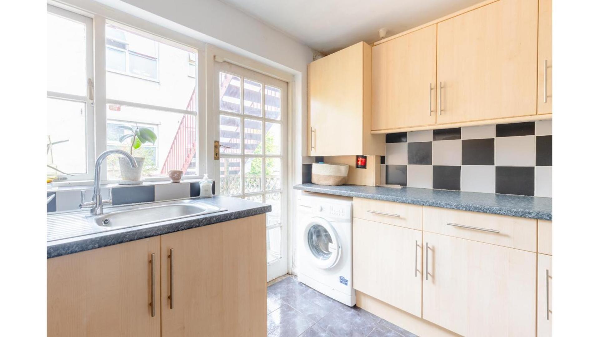 Redesigned 1bd Victorian Coach House Dalston Apartment *