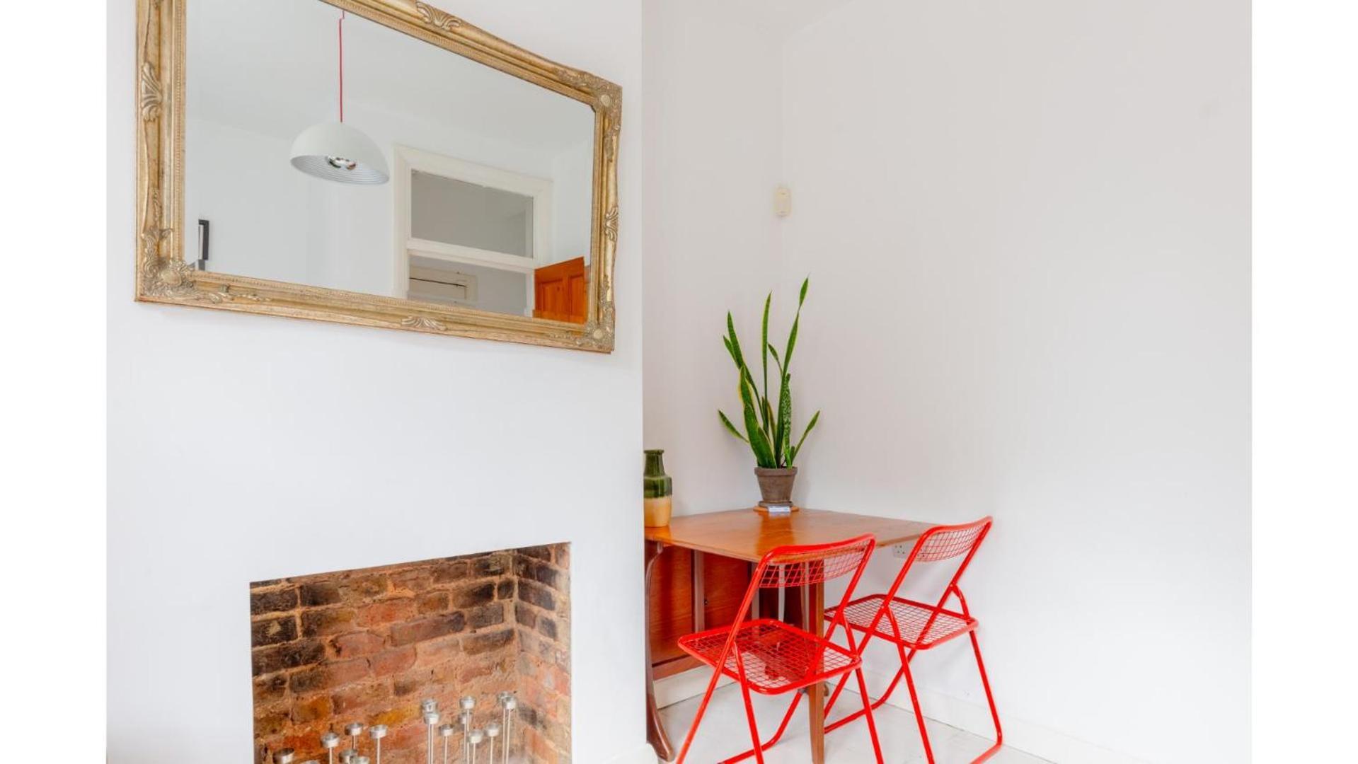 Redesigned 1bd Victorian Coach House Dalston *