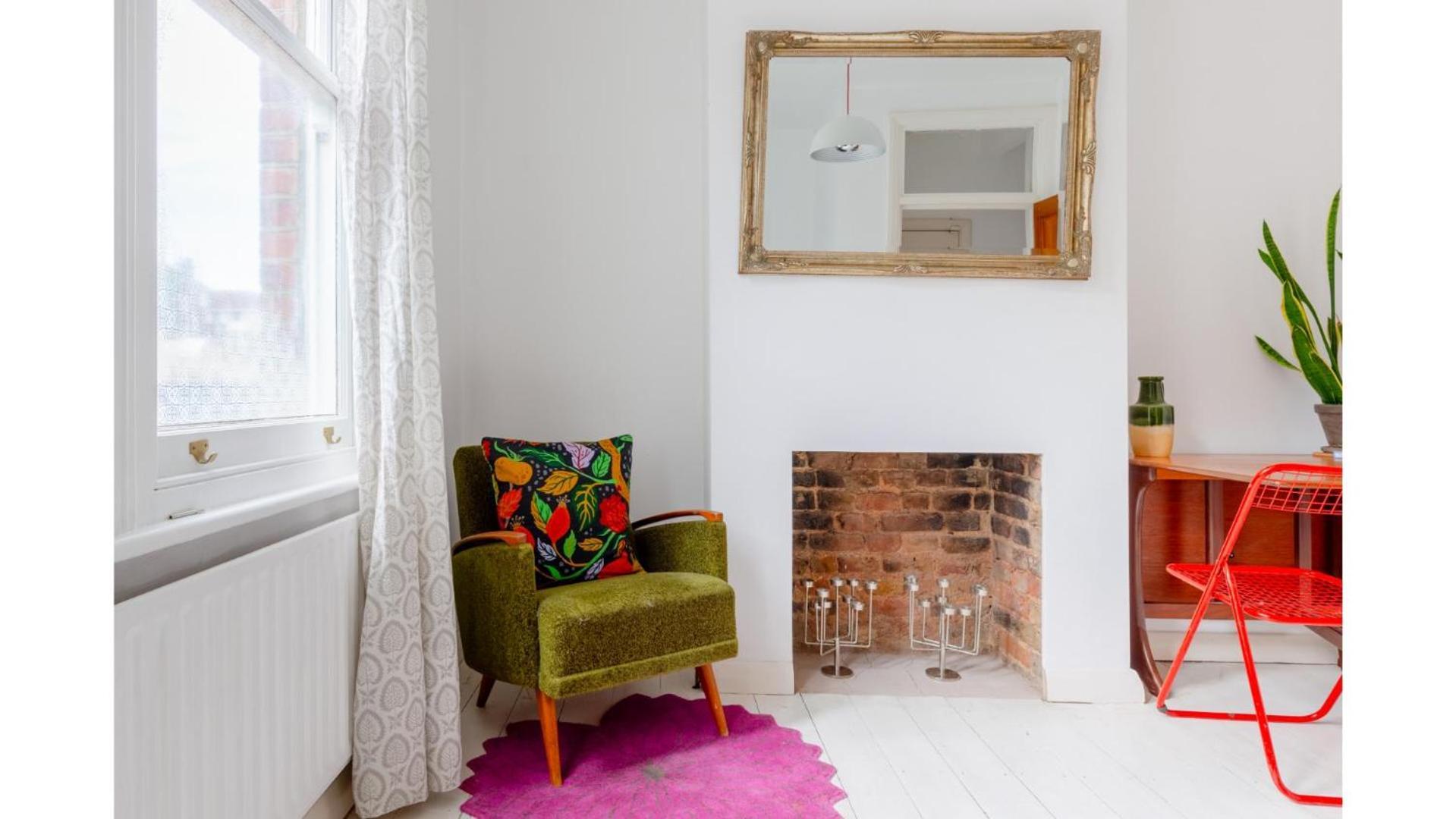 Redesigned 1bd Victorian Coach House Dalston Apartment