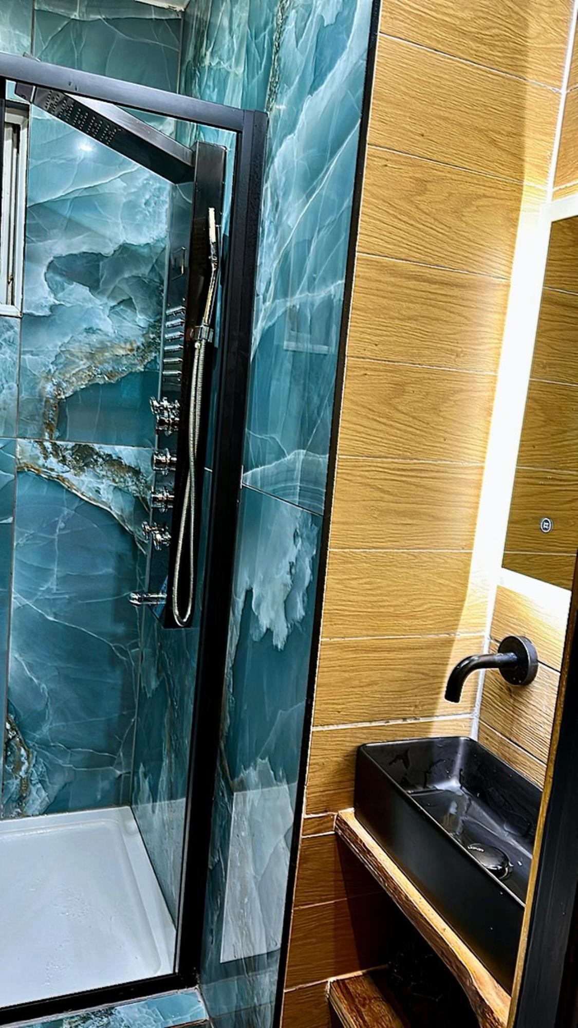 G Eighty Four Aparthotel