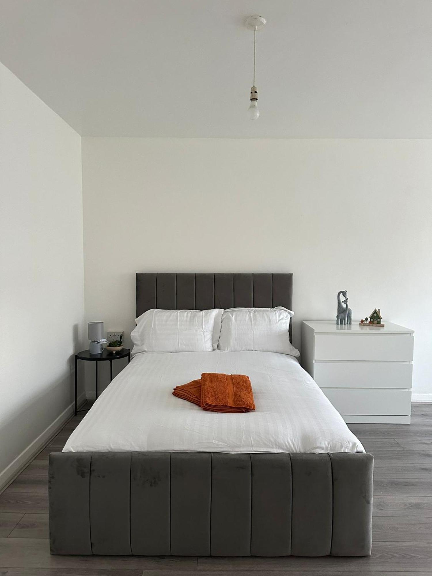 Modern In A 4 Bedroom Flat In London, Shared Bathroom! * Londen