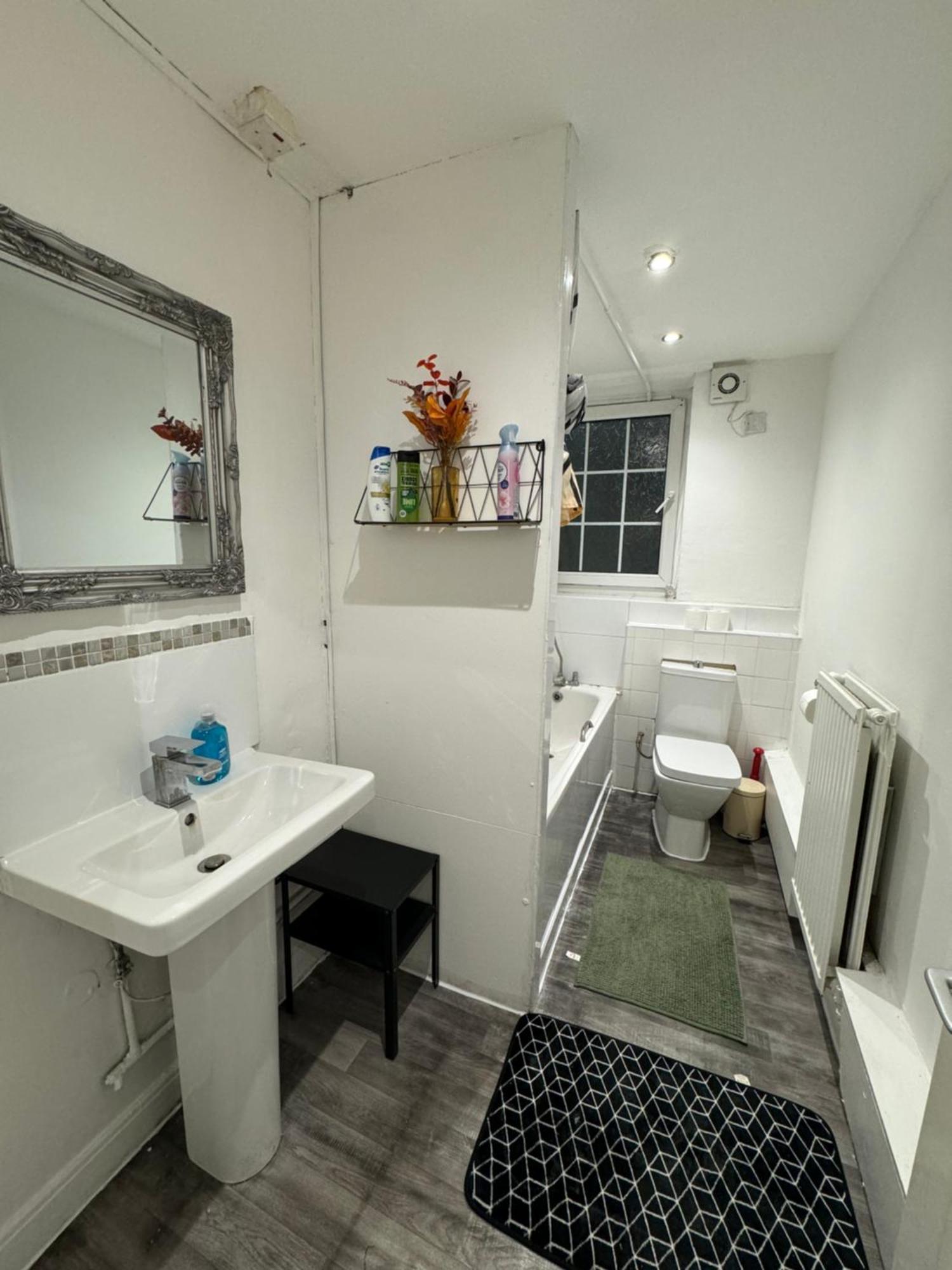 Lovely Spacious 2 Bedroom Flat In Bethnal Green, 3mins Away From Station Apartment *
