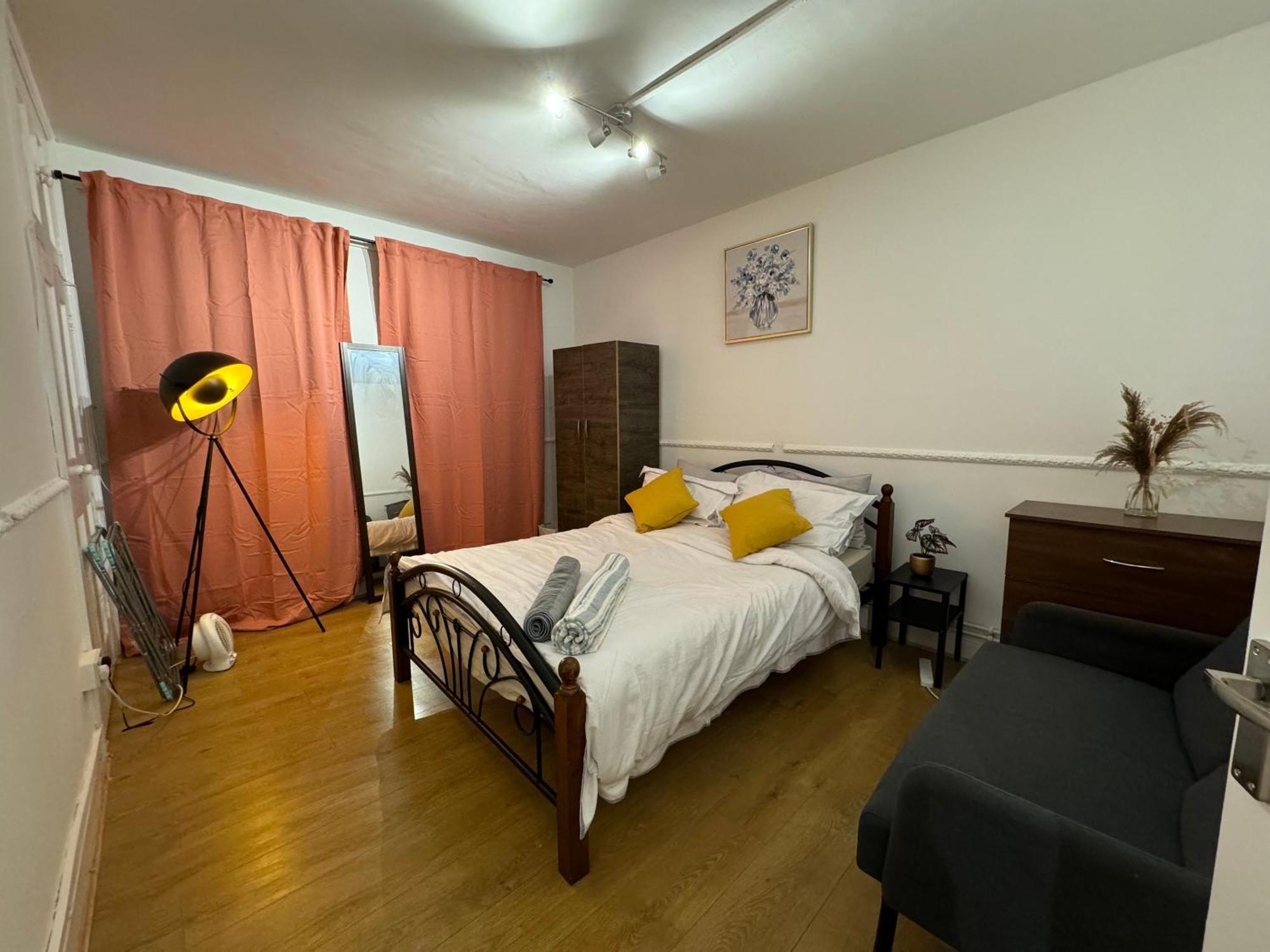 Lovely Spacious 2 Bedroom Flat In Bethnal Green, 3mins Away From Station London