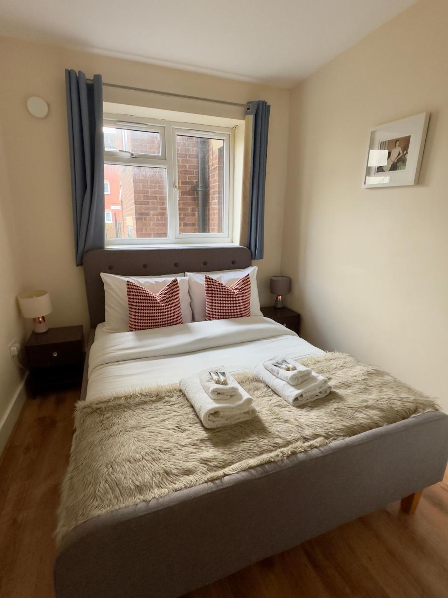 Serene 2 Bedroom Flat Free Off-street Parking Large Suv Close To Tube Apartment