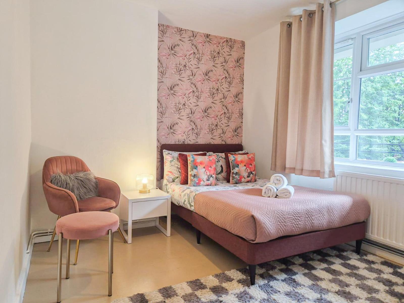 Like 2-bedroom Flat With Free Wi-fi In White City, Hammersmith, Shepherds Bush *