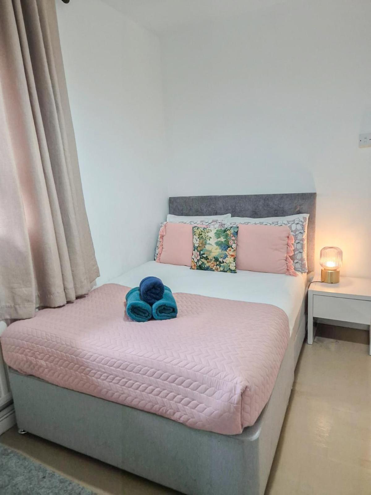 Apartment Like 2-bedroom Flat With Free Wi-fi In White City, Hammersmith, Shepherds Bush London