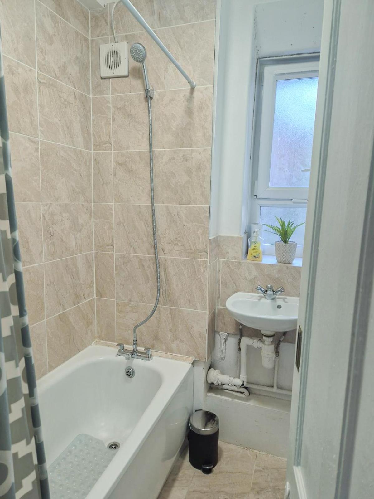 Apartment Like 2-bedroom Flat With Free Wi-fi In White City, Hammersmith, Shepherds Bush
