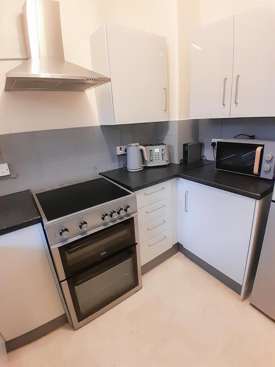 Apartment Like 2-bedroom Flat With Free Wi-fi In White City, Hammersmith, Shepherds Bush