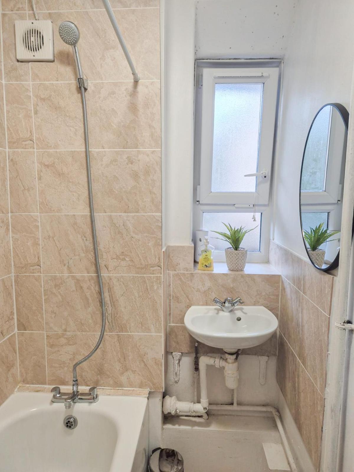 Like 2-bedroom Flat With Free Wi-fi In White City, Hammersmith, Shepherds Bush * London
