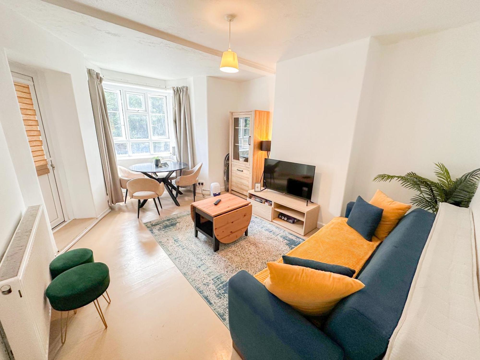 Apartment Like 2-bedroom Flat With Free Wi-fi In White City, Hammersmith, Shepherds Bush *