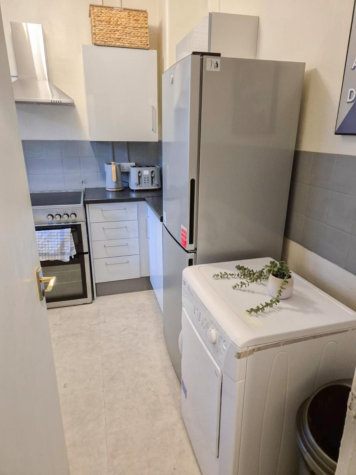 Apartment Like 2-bedroom Flat With Free Wi-fi In White City, Hammersmith, Shepherds Bush London