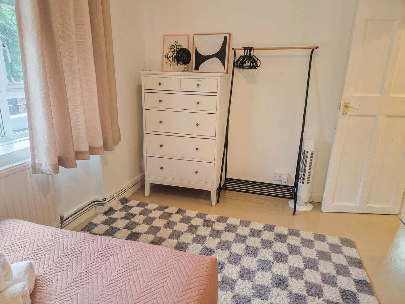 Apartment Like 2-bedroom Flat With Free Wi-fi In White City, Hammersmith, Shepherds Bush London