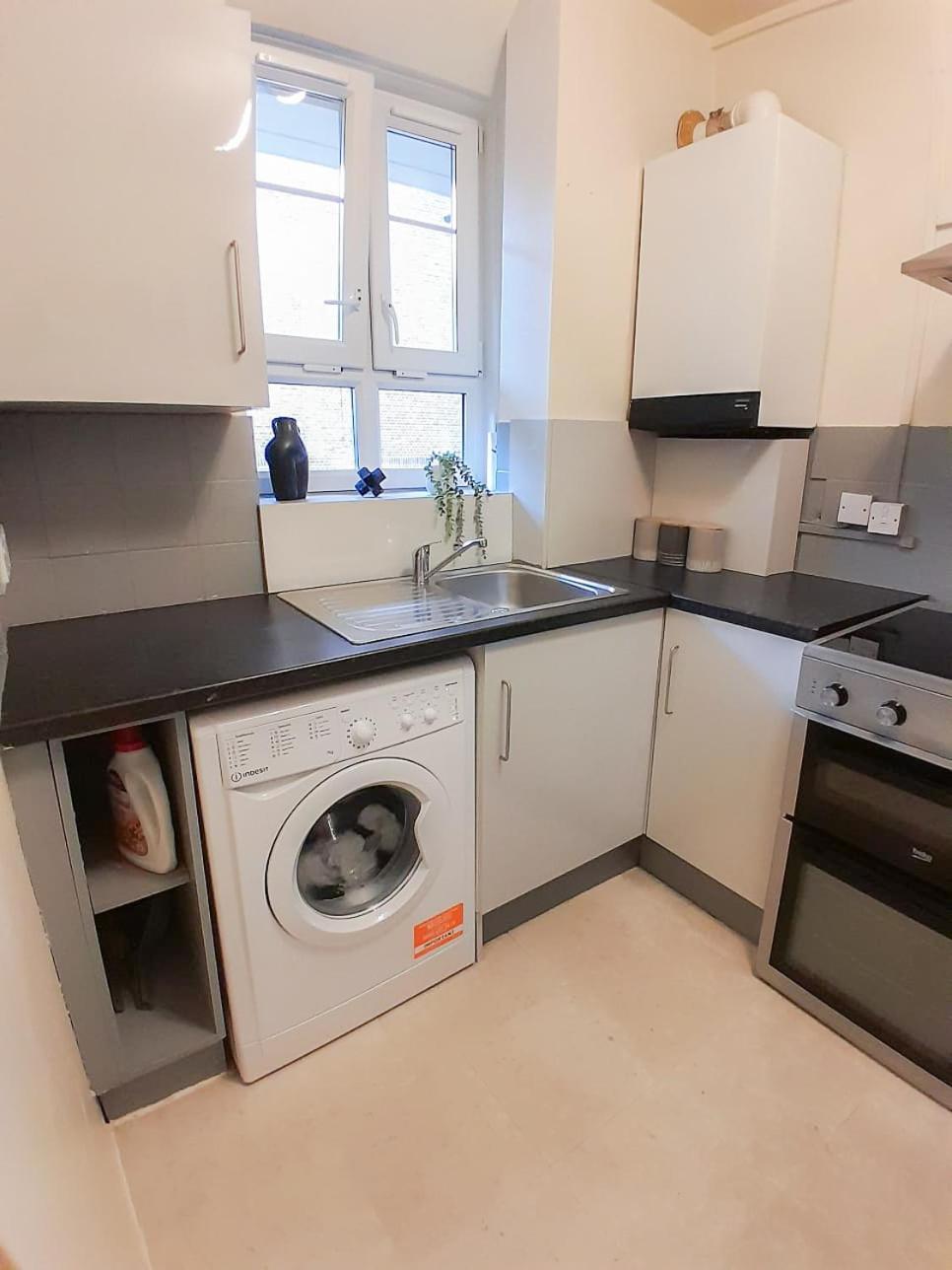 Like 2-bedroom Flat With Free Wi-fi In White City, Hammersmith, Shepherds Bush *