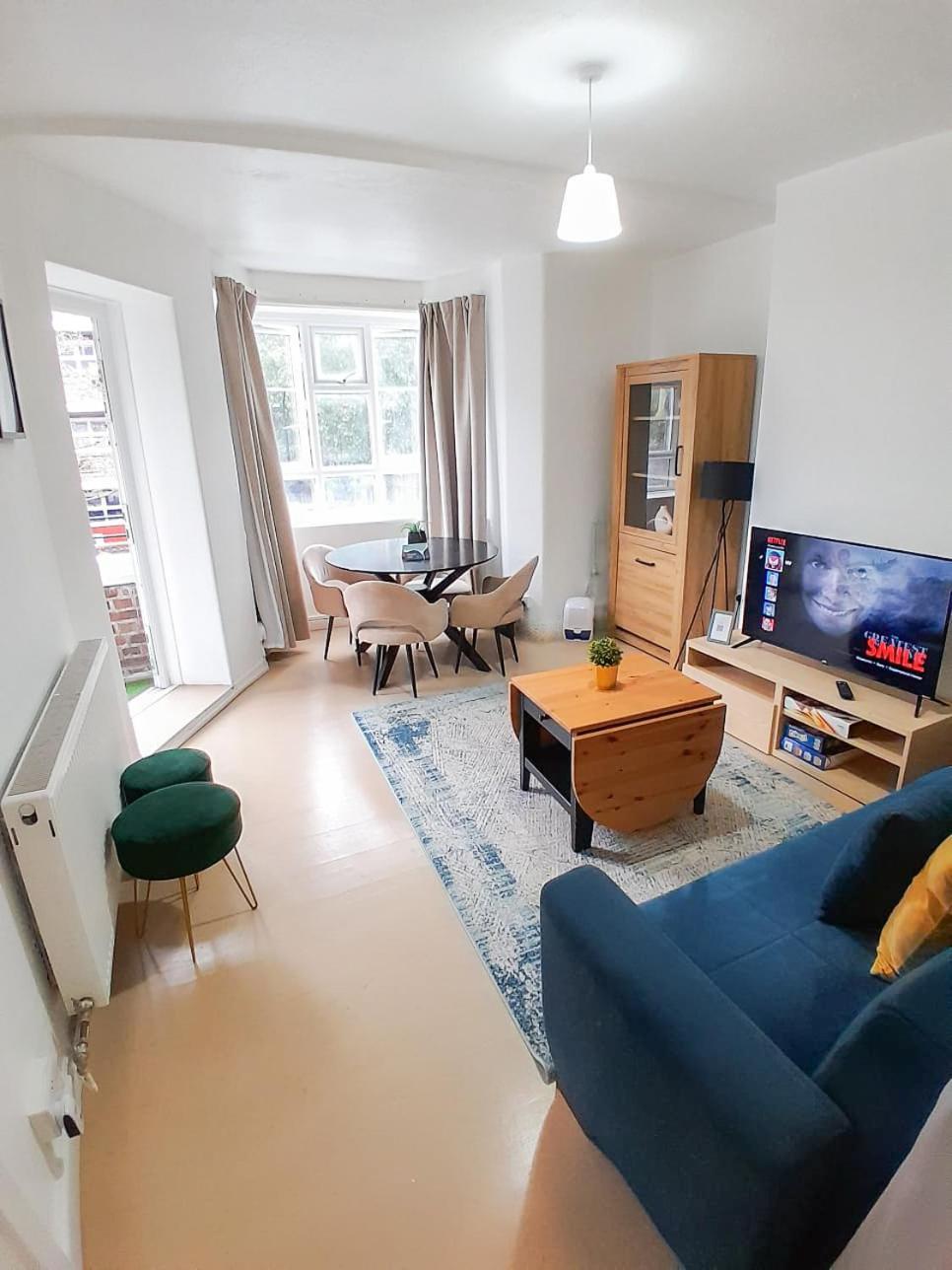 Like 2-bedroom Flat With Free Wi-fi In White City, Hammersmith, Shepherds Bush Apartment London