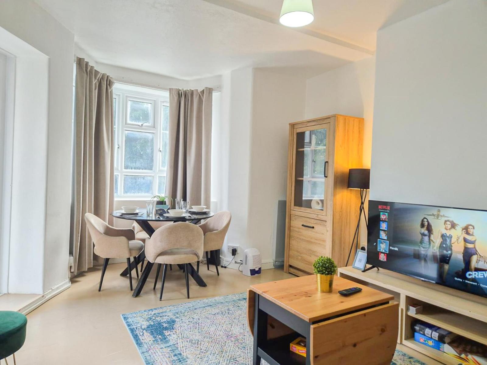 Like 2-bedroom Flat With Free Wi-fi In White City, Hammersmith, Shepherds Bush Apartment London