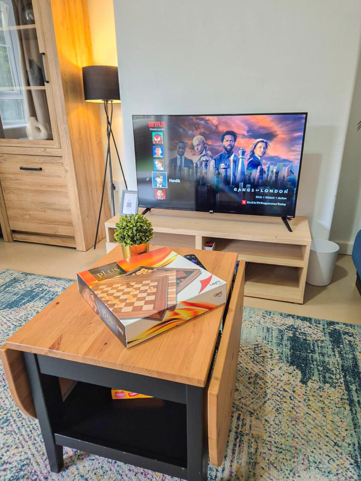 Like 2-bedroom Flat With Free Wi-fi In White City, Hammersmith, Shepherds Bush London