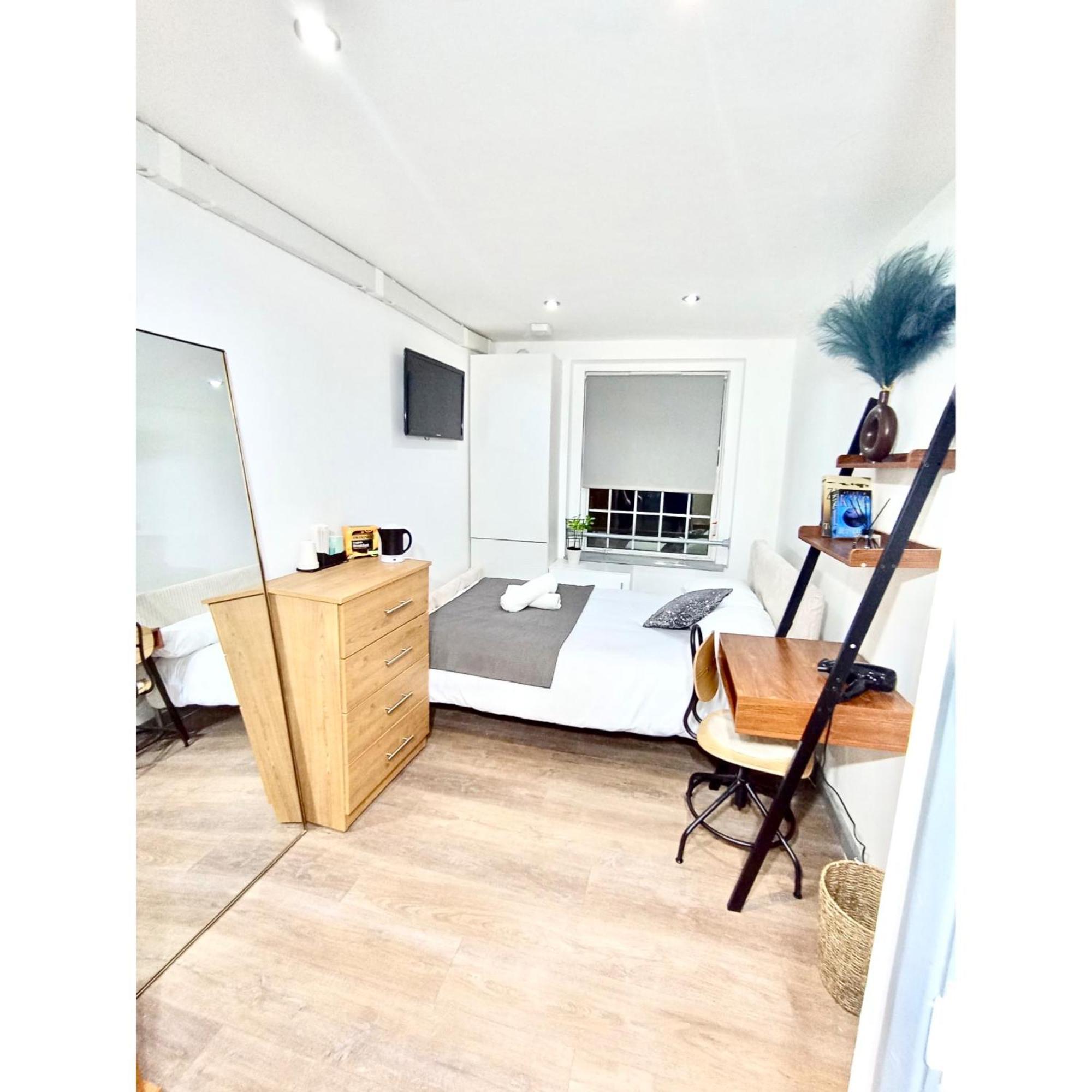 Apartment 4 Bedrooms Flat In