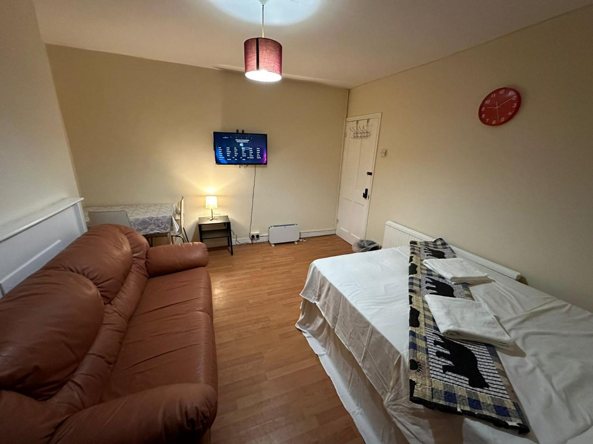 Beautiful Private Double In A Shared 3-bedroom Minutes Walk From Bethnal Appartement Londen