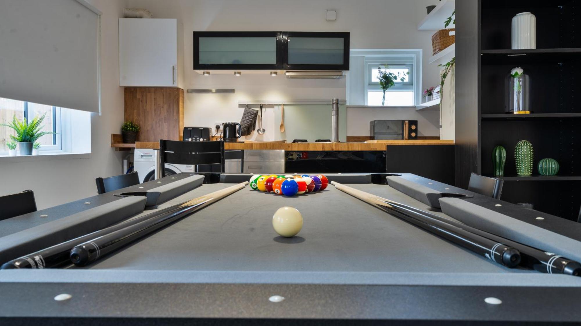 Apartment Pool Table High End 2-bedroom Long Term *