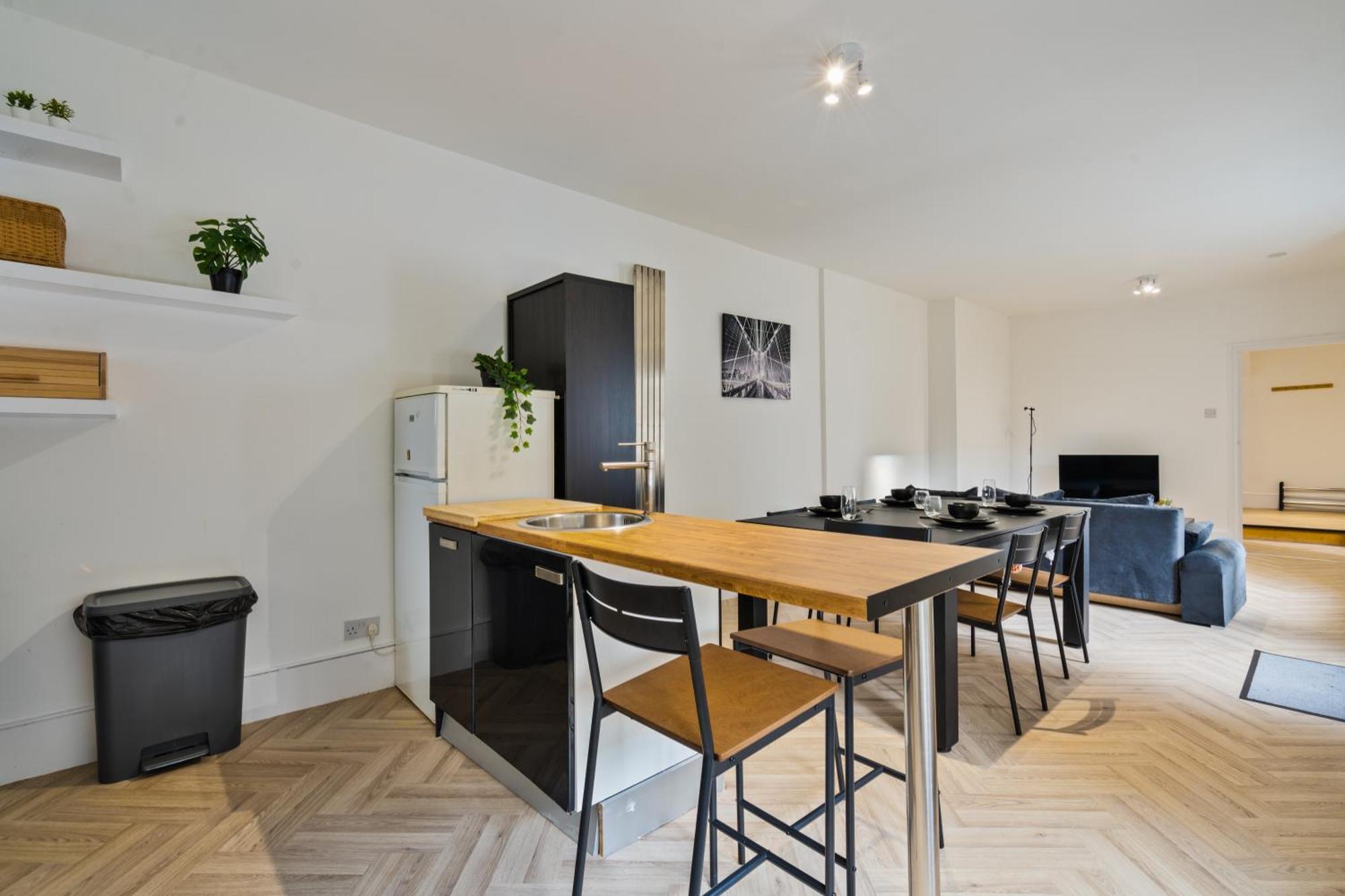 Pool Table High End 2-bedroom Long Term London