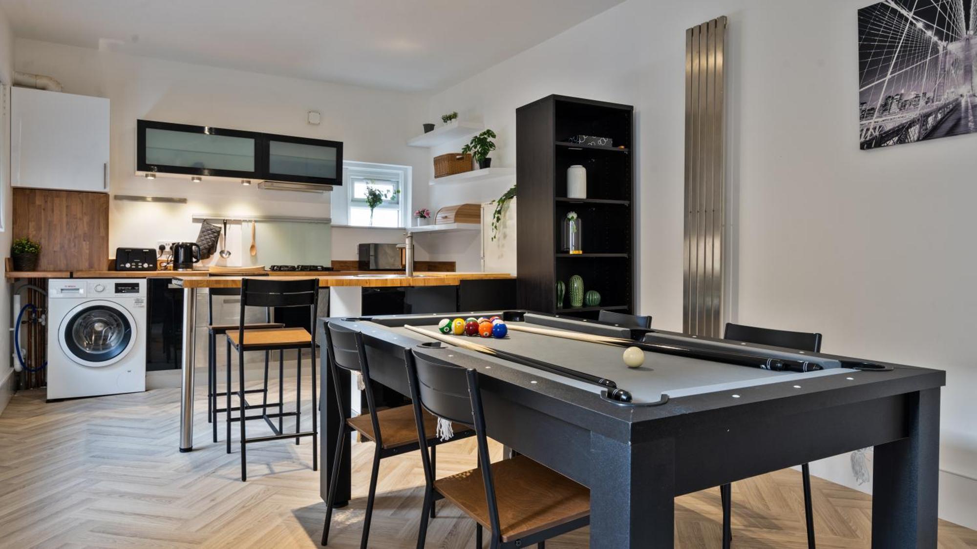 Apartment Pool Table High End 2-bedroom Long Term