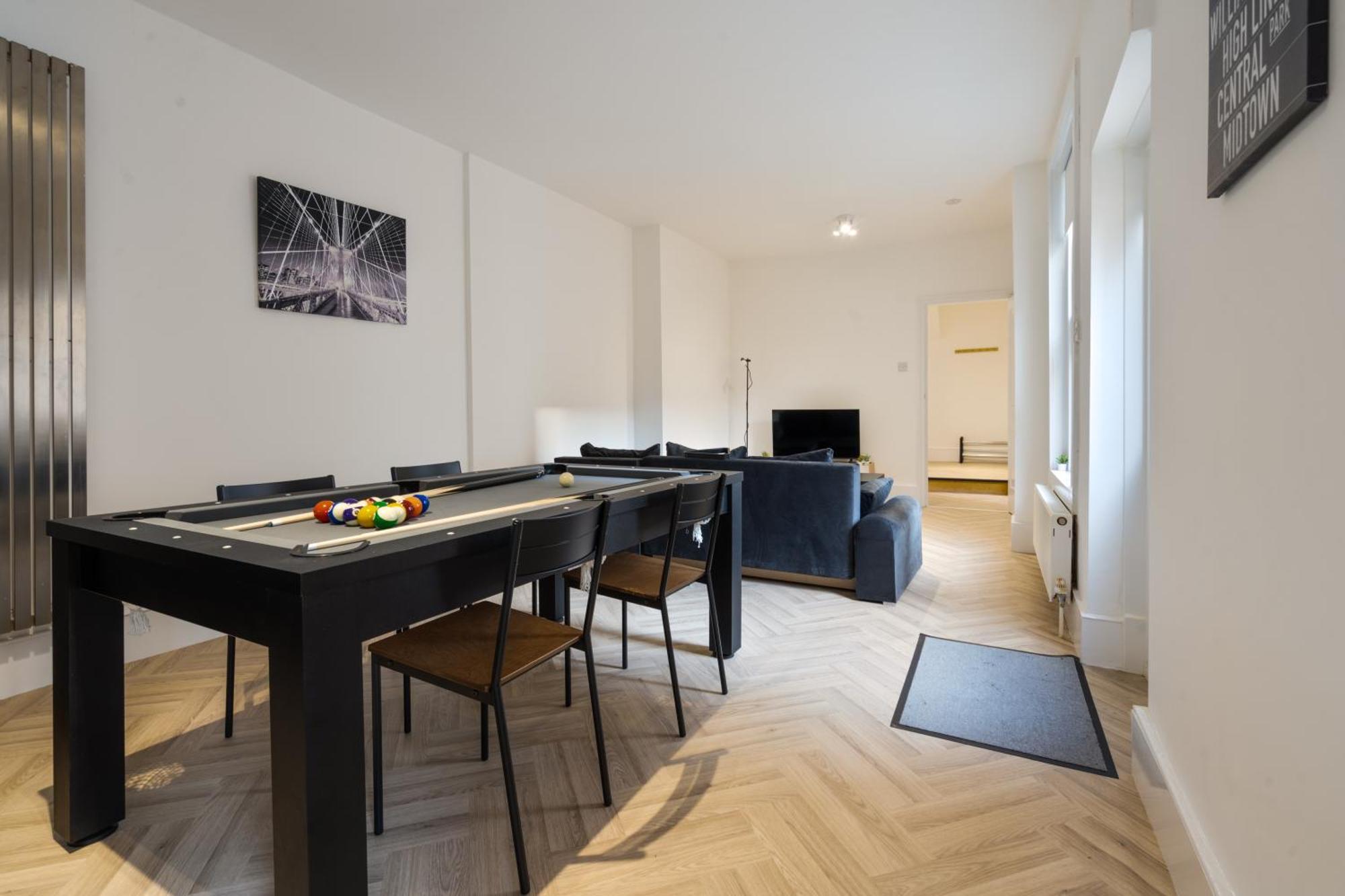 Pool Table High End 2-bedroom Long Term Apartment London