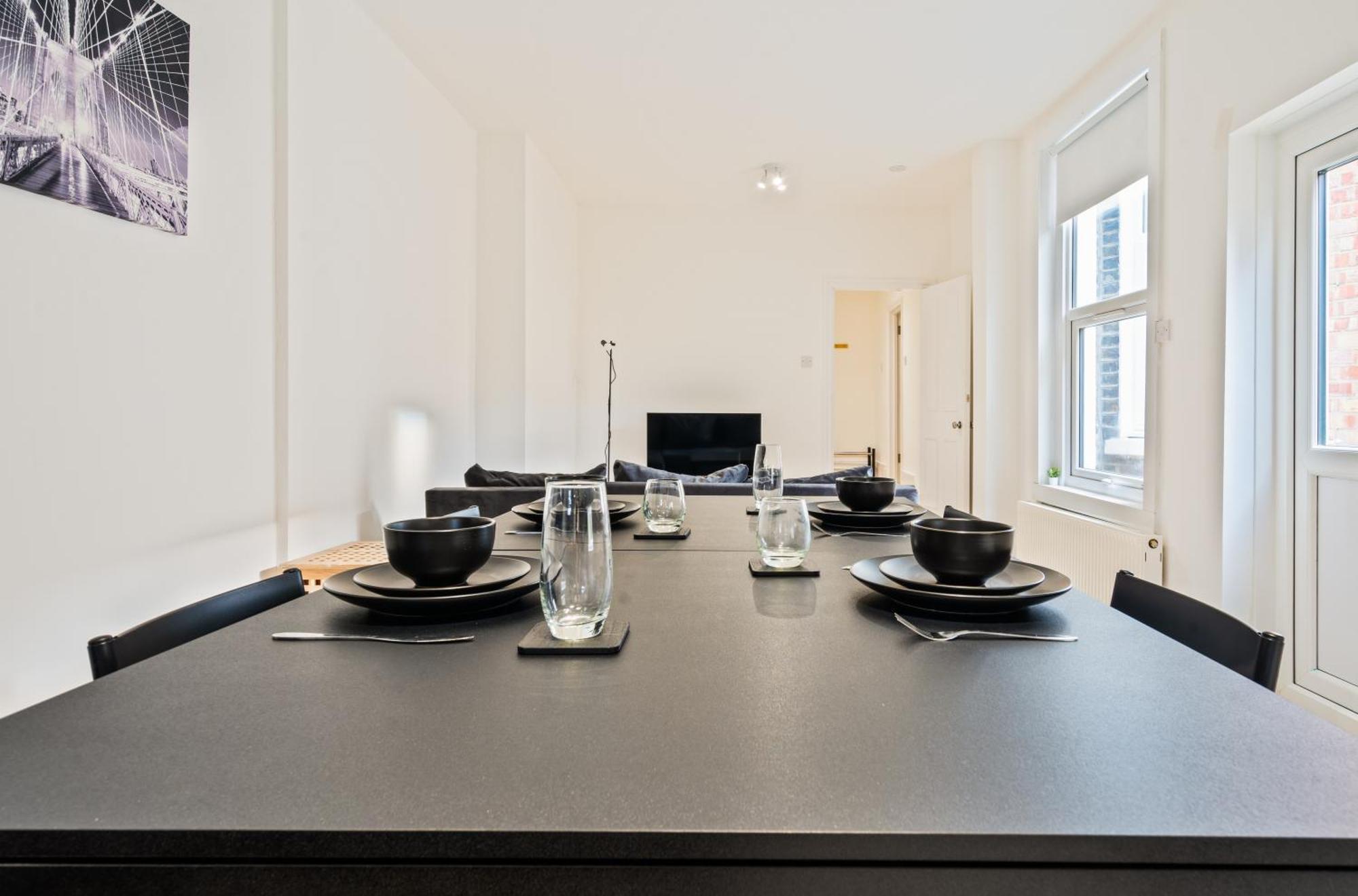 Apartment Pool Table High End 2-bedroom Long Term London