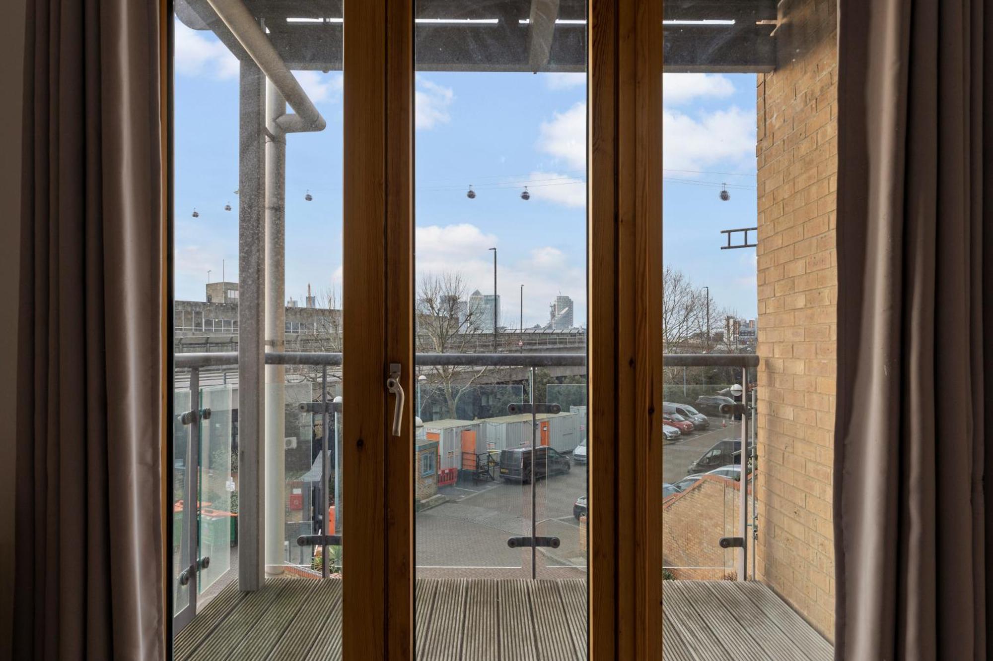 Luxury Silvertown Way Apartment London