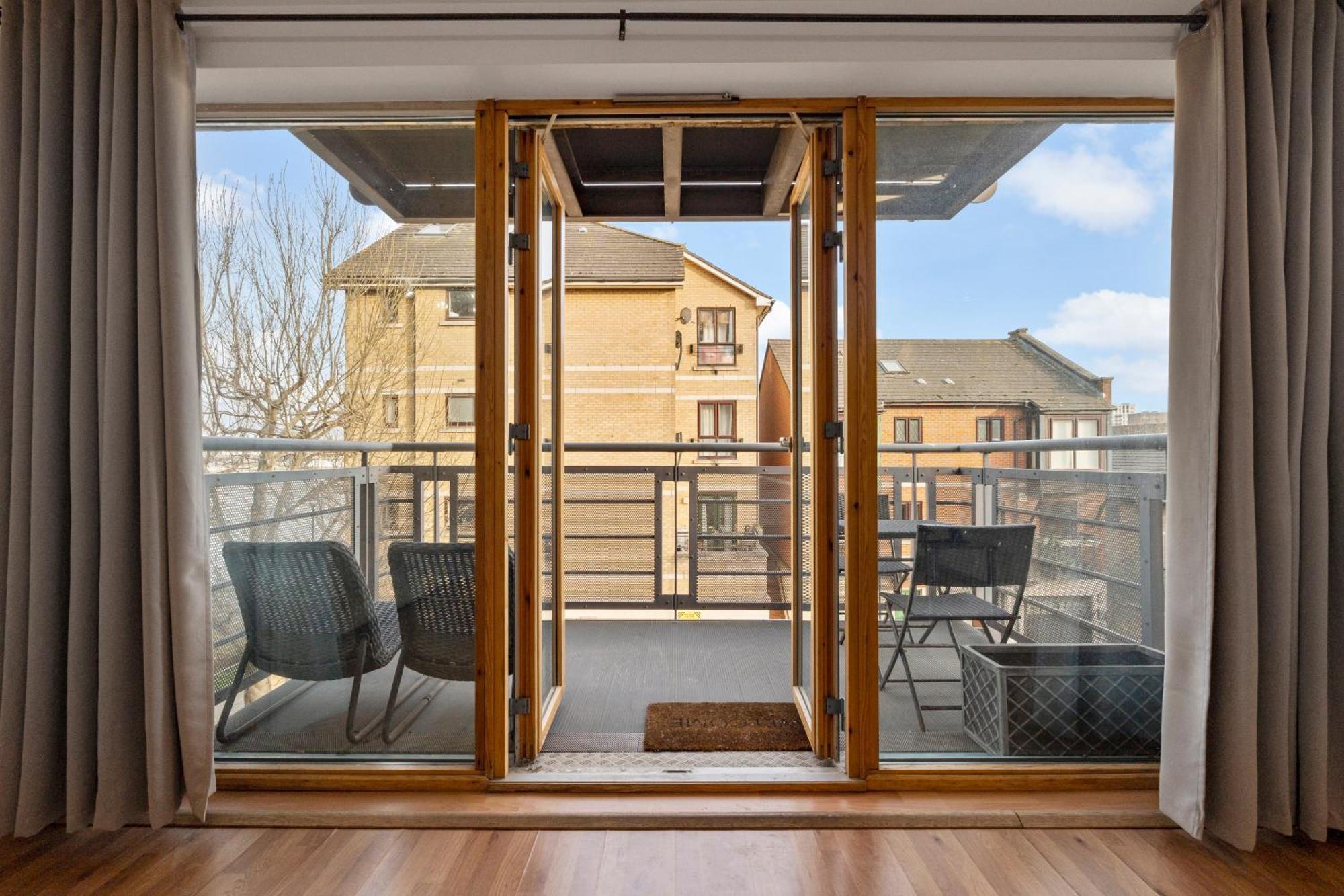 Luxury Silvertown Way *