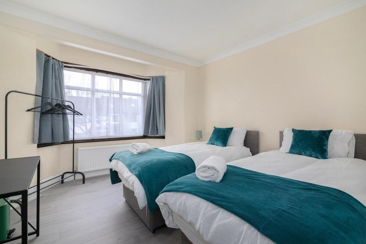 Spacious 4-bedroom Family Near Wembley *