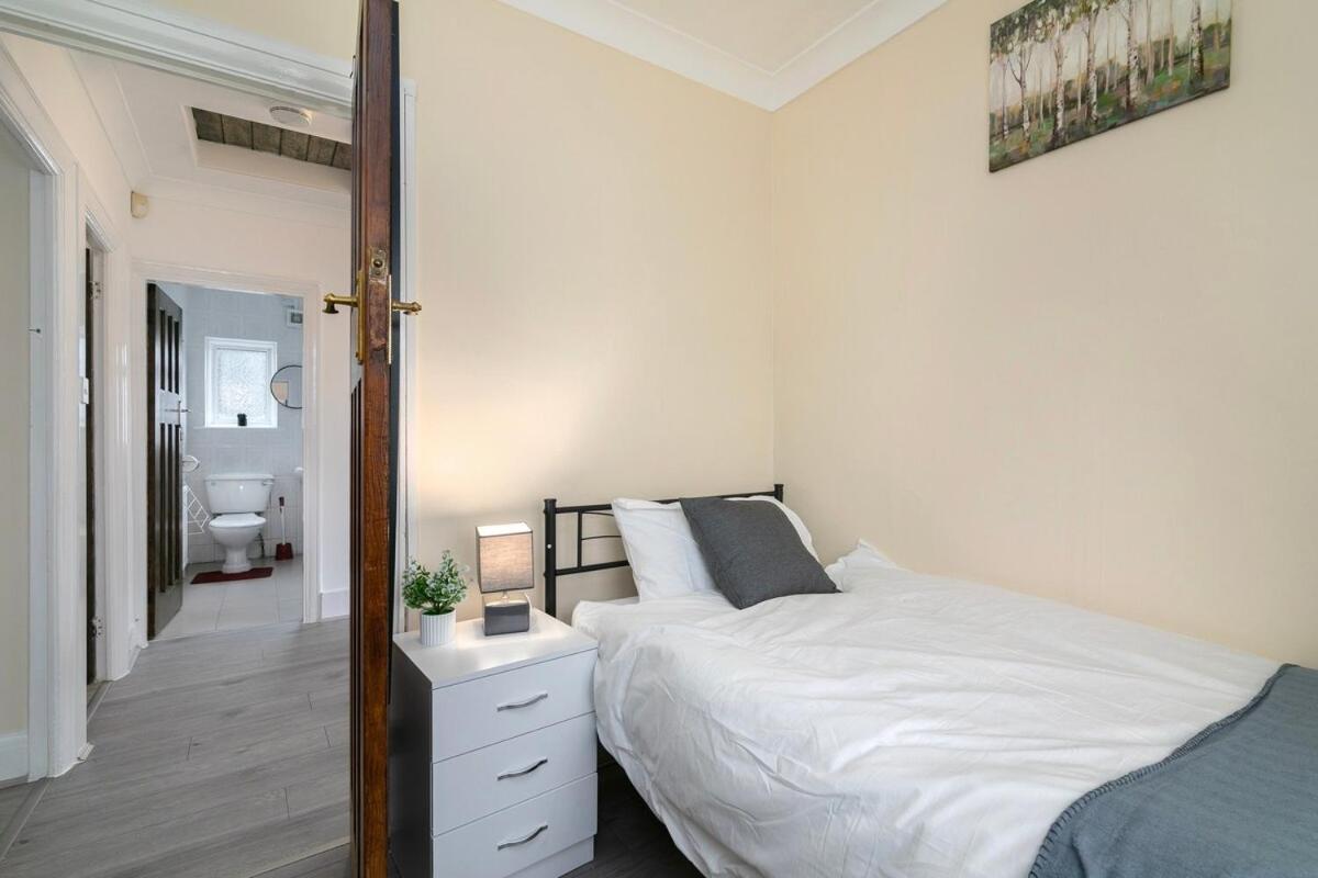 Holiday home Spacious 4-bedroom Family Near Wembley *